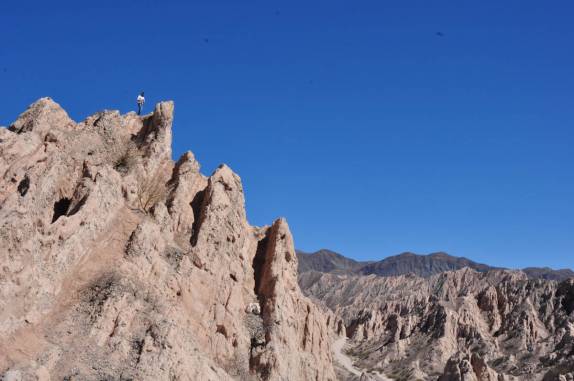 Chegando no alto de uma das 'flechas', no Vale das Flechas, entre Molinos e Cafayate, na Argentina